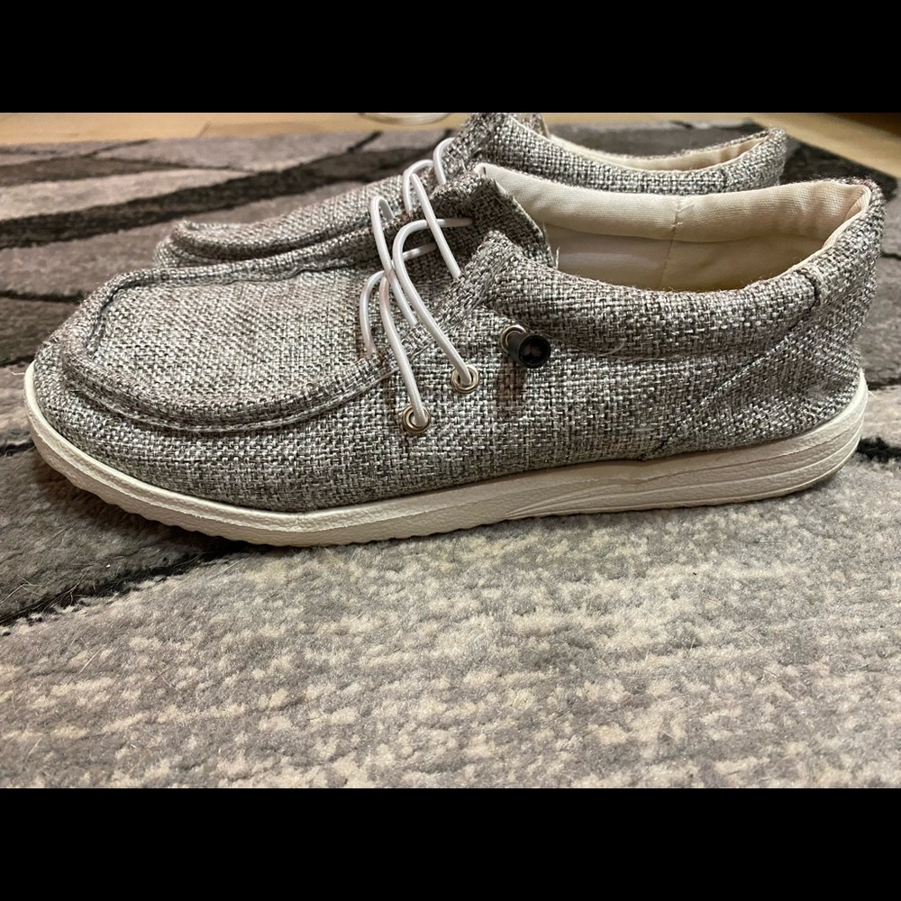 Off brand of hey dudes size 8.5 woman’s used